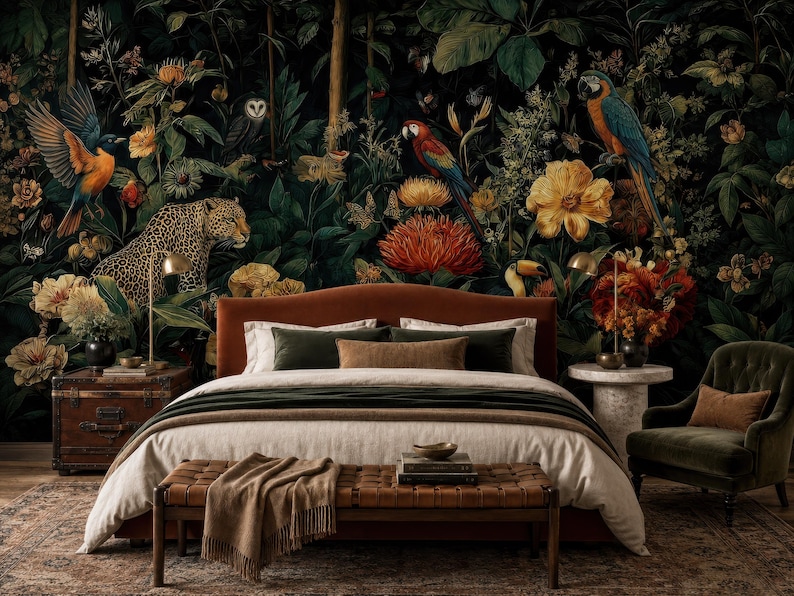 Pu&ograve; includere: Una camera da letto con un letto imbottito color ruggine, biancheria bianca e verde scuro, una panca in pelle marrone e un baule in legno scuro. La parete dietro il letto presenta un murale scuro con un leopardo, pappagalli e fiori.