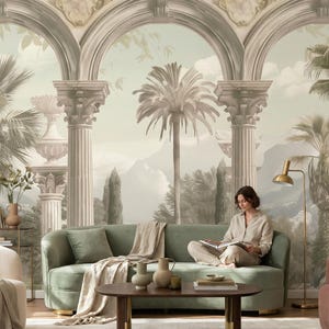 Puede incluir: Un salón con un mural que representa un paisaje clásico. La habitación cuenta con un sofá verde, una mesa de centro redonda de madera y una lámpara de pie dorada. Una persona está sentada en el sofá, leyendo un libro.