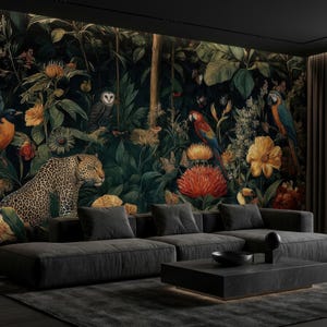 Pu&ograve; includere: Un grande murale che raffigura una scena di giungla scura con un leopardo, vari uccelli colorati tra cui pappagalli e un gufo, e grandi fiori tropicali. Un divano angolare grigio antracite a basso profilo e un tavolino rettangolare abbinato.