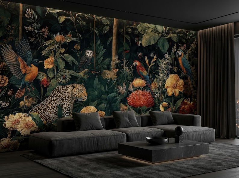 Pu&ograve; includere: Un grande murale che raffigura una scena di giungla scura con un leopardo, vari uccelli colorati tra cui pappagalli e un gufo, e grandi fiori tropicali. Un divano angolare grigio antracite a basso profilo e un tavolino rettangolare abbinato.