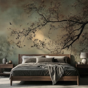 Puede incluir: Una escena de dormitorio con una cama de madera con ropa de cama gris, flanqueada por mesitas de noche a juego. La pared detrás de la cama muestra un mural de un árbol con pájaros contra un fondo apagado y atmosférico. Una lámpara está en una mesita de noche.