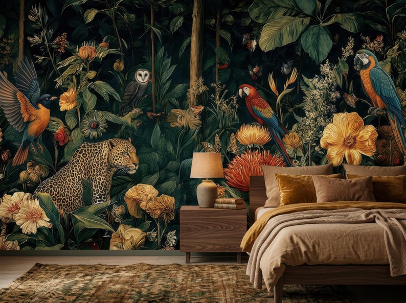 Pu&ograve; includere: Una camera da letto con carta da parati a tema giungla scura che raffigura un leopardo, un gufo e pappagalli colorati tra grandi fiori gialli e arancioni. Un comodino in legno con una lampada si trova accanto a un letto con cuscini marroni.
