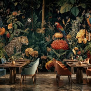 Pu&ograve; includere: Un murale su larga scala raffigurante una fitta scena della giungla con un leopardo, un barbagianni, un tucano e pappagalli colorati tra fiori tropicali di grandi dimensioni e un rigoglioso fogliame verde.