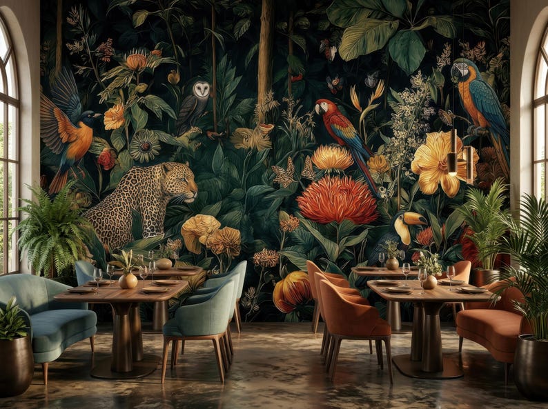 Pu&ograve; includere: Un murale su larga scala raffigurante una fitta scena della giungla con un leopardo, un barbagianni, un tucano e pappagalli colorati tra fiori tropicali di grandi dimensioni e un rigoglioso fogliame verde.