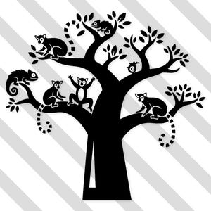 以下が含まれることがあります： 枝にとまった輪状の尾を持つキツネザルやカメレオンが描かれた、木の黒いシルエットグラフィック。デザインは、明るいグレーと白の斜めストライプの背景に配置されており、高いコントラストを生み出しています。