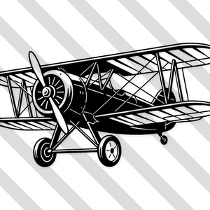 Op de afbeelding: Zwart-wit illustratie van een dubbeldekker met een propeller en twee vleugels. Het vintage vliegtuig heeft een gedetailleerd ontwerp, inclusief de romp, wielen en stutten. De achtergrond heeft diagonale strepen.
