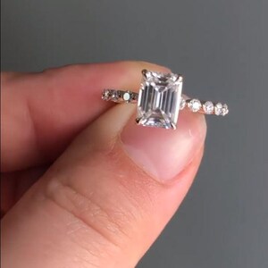 Smaragdslipad diamantring med diamanter, pavéband, 14K vitguldplätering