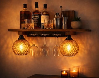 Prateleira de parede rústica de madeira com duas luminárias pendentes, prateleira flutuante boho, decoração de parede artesanal, prateleira com iluminação estilo fazenda, detalhe aconchegante para a casa
