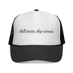 Stille wateren, diepe stromingen Truckercap | Scripttypografie, minimalistisch