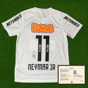 Könnte beinhalten: Weißes Fußballtrikot mit der schwarzen Nummer 11, dem Namen "NEYMAR JR" und dem "BMG"-Logo. Das Trikot hat das "NETSHOES"-Logo auf den Ärmeln. Inklusive Echtheitszertifikat.