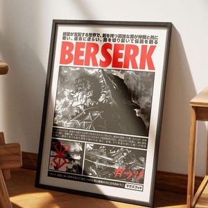 Könnte beinhalten: Gerahmter Schwarz-Weiß-Berserk-Manga-Kunstdruck. Der Druck zeigt das Wort "BERSERK" in großen roten Buchstaben, mit japanischem Text darüber und darunter. Das Kunstwerk zeigt eine Manga-Szene mit einer Figur.