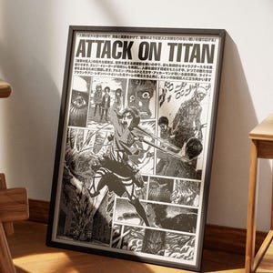 Puede incluir: Un póster en blanco y negro enmarcado con ilustraciones de estilo manga de "Attack on Titan". El póster muestra escenas de acción en paneles, con texto japonés y el título "ATTACK ON TITAN" en letras grandes. El marco es negro.