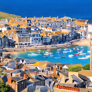 Puede incluir: Una pintoresca ciudad costera con edificios con tejados naranjas y grises, una torre de iglesia y un puerto lleno de barcos. La escena se desarrolla sobre un fondo de un mar y un cielo azul brillante, con una colina verde a lo lejos.