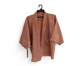Chaqueta estilo kimono haori japonesa vintage con estampado floral, manga corta y abertura frontal.