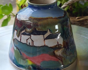 Jarrón de cerámica de gres pintado a mano que representa White Wells.