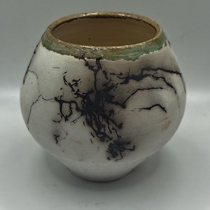 Raku-gestookte pot met paardenhaar