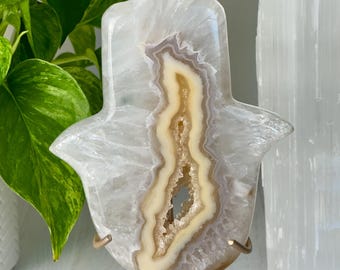 Mano de Hamsa de ágata drusa sobre soporte dorado // Piedra de cristal pulido de cuarzo hielo con bandas amarillas, geoda natural, portal mineral, decoración espiritual