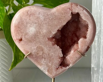 Corazón de amatista rosa sobre soporte dorado // Exhibición de piedra natural de cristal pulido drusa roja, decoración espiritual de roca mineral, chakra del corazón