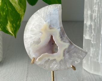 Luna de ágata drusa sobre soporte dorado // Piedra de cristal pulido de cuarzo helado, geoda natural, mineral, decoración espiritual