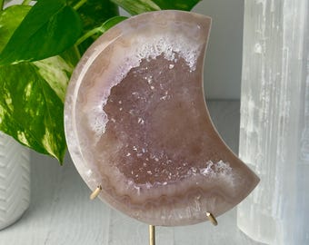 Luna de ágata drusa sobre soporte dorado // Piedra de cristal pulido de cuarzo helado, geoda natural, mineral, decoración espiritual