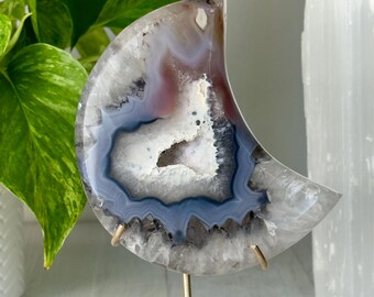Luna de ágata drusa sobre soporte dorado // Bandas de cuarzo azul y rojo hielo, piedra de cristal pulida, geoda mineral natural, decoración espiritual