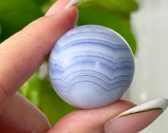 Esfera de ágata azul con encaje // Piedra de cristal pulida de alta calidad de 31 mm para calmar la ansiedad, sanar el chakra de la garganta y meditar. Roca mineral natural.