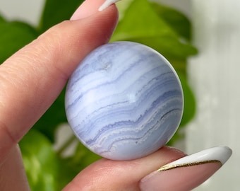 Esfera de ágata azul con encaje // Piedra de cristal pulida de alta calidad de 30 mm para calmar la ansiedad, sanar el chakra de la garganta y meditar. Roca mineral natural.