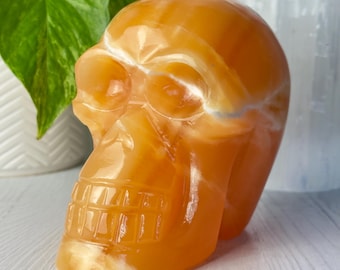 Calavera de cristal de calcita naranja XL // Tallado en piedra natural pulida para la sanación del chakra sacro y del plexo solar, la creatividad, la vitalidad, la alegría y la meditación.