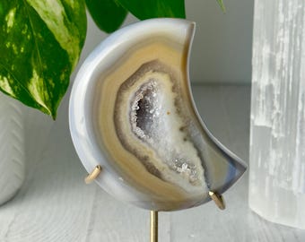 Luna de ágata drusa sobre soporte dorado // Piedra de cristal pulida de cuarzo con bandas amarillas, naranjas y azules, geoda natural, mineral, decoración espiritual