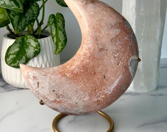 Luna de amatista rosa sobre soporte dorado // Cristal pulido, piedra roja pastel natural, decoración espiritual, roca mineral, curación del chakra del corazón