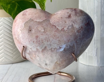 Corazón de amatista rosa sobre base de oro rosa // Piedra de cuarzo pastel natural pulida, decoración de exhibición, roca mineral, curación de chakras del corazón