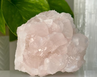 Grupo de cristales de calcita manganífera rosa // Muestra de piedra en bruto reactiva a los rayos UV, roca mineral natural, chakra del corazón, sanación espiritual, meditación, amor