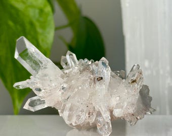 Grupo de cristales de cuarzo rosa colombiano // Espécimen de roca mineral en bruto, transparente y de gran calidad, ideal para coleccionistas.