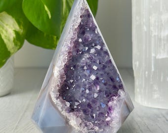 Punta de cristal de amatista púrpura con ágata drusa // Pirámide de piedra uruguaya con bandas azules, diamante pulido, roca mineral natural, geoda, decoración del hogar