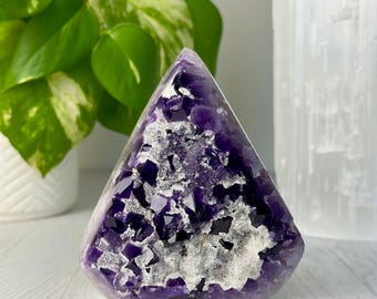 Punta de cristal de amatista púrpura // Pirámide de drusa de piedra uruguaya, ágata natural pulida con diamante, roca mineral, geoda, decoración del hogar, coleccionable