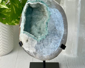 Geoda de ágata drusa verde // Soporte de metal negro, piedra de cuarzo cristalino pulido, roca mineral natural, coleccionable, decoración del hogar, Uruguay