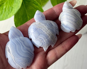 Tallado de tortuga en ágata de encaje azul // Piedra de palma de cristal pulido con bandas naturales para calmar el estrés, la ansiedad y el chakra de la garganta. Roca mineral.