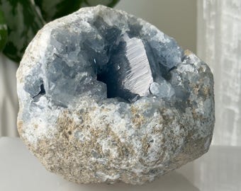 Cúmulo de cristal de celestita azul // Piedra geoda en bruto, roca mineral natural, energía tranquila, serenidad, sueño tranquilo, meditación, sanación