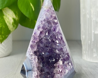 Punta de cristal de amatista púrpura con ágata drusa // Pirámide de piedra uruguaya con bandas azules, diamante pulido, roca mineral natural, geoda, decoración del hogar