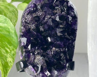 Geoda de cristal de amatista púrpura sobre soporte de metal negro // Drusa de Uruguay de color oscuro, piedra pulida, roca mineral natural, decoración del hogar
