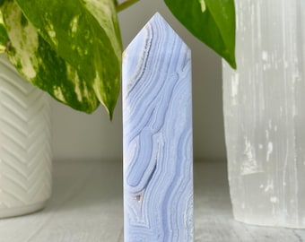 Torre de ágata de encaje azul // Punta de cristal pulido con vetas de encaje, piedra natural, calmante para el estrés, la ansiedad y el chakra de la garganta, ideal para la meditación.