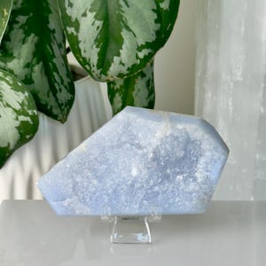 Blue Lace Agate Druzy Freeform // Polished Crystal Geode Natural Palm Stone Calming Stress Anxiety Throat Chakra Meditation Mineral Rock