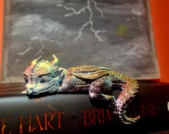 Iriserende slapende drakenplankoppas | Op de vierde vleugel geïnspireerd 3D-geprint fantasiedecorcadeau