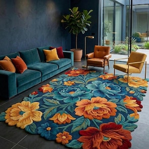 Puede incluir: Una alfombra grande con estampado floral, fondo azul oscuro y flores vibrantes en tonos naranja, amarillo y azul. La alfombra está en un salón con un sofá turquesa y sillones.