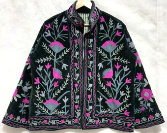 Suzani-jacka i sammet, handbroderad blommig kappa i Kantha, bohemiskt broderi, svart jacka, presenter till henne