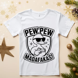 Puede incluir: Camiseta blanca con un gráfico en blanco y negro de un pato con gafas de sol y una pistola. El texto "PEW PEW MADAFAKAS!" está impreso encima y debajo de la ilustración del pato.