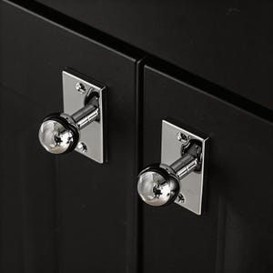 Puxador minimalista em latão maciço prateado para armários, sapateiras e adegas.