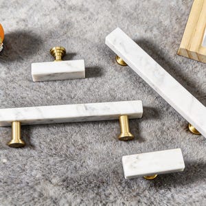 Tirador de armario rectangular de mármol natural y latón para cajones de armario.