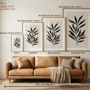 Puede incluir: Cuatro impresiones art&iacute;sticas bot&aacute;nicas enmarcadas, de 30x45cm a 120x180cm, con dise&ntilde;os de hojas negras sobre fondo beige. Las impresiones se exhiben sobre un sof&aacute; de cuero marr&oacute;n. El texto "LSS GARNET ART HALL" es visible.