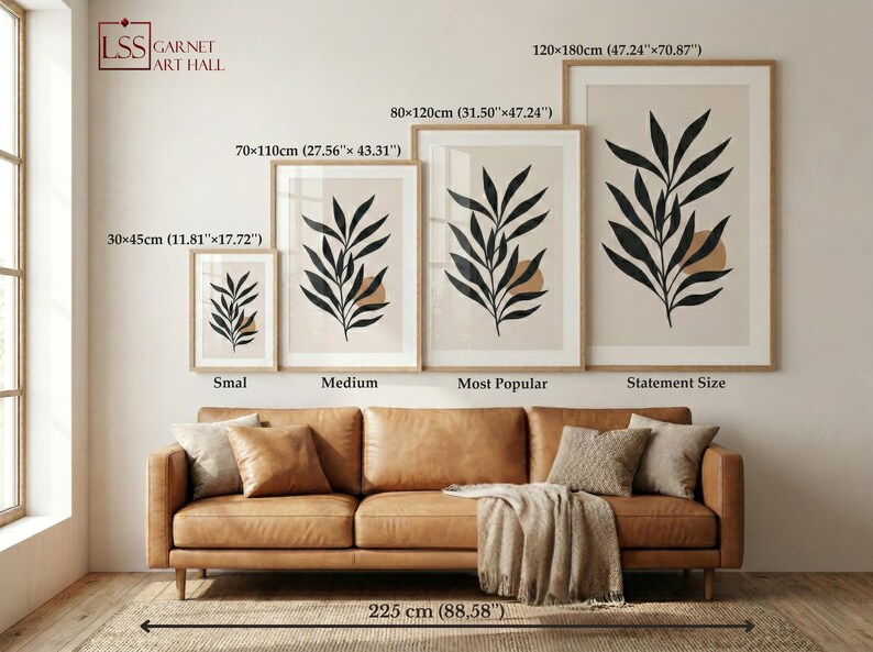 Puede incluir: Cuatro impresiones art&iacute;sticas bot&aacute;nicas enmarcadas, de 30x45cm a 120x180cm, con dise&ntilde;os de hojas negras sobre fondo beige. Las impresiones se exhiben sobre un sof&aacute; de cuero marr&oacute;n. El texto "LSS GARNET ART HALL" es visible.